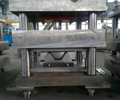 Precision Highway Guardrail Roll Forming Machine 15 Stands Servo Feeding Device