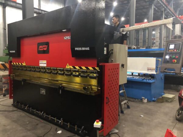 1.5mm 厚度x3.0mm 折弯机 (6) CNC Hydraulic Press Brake Machine Product Overview