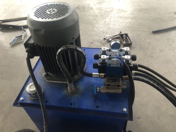 正圆琉璃瓦 (7) Advanced Metal Tile Roll Forming Machine for Precision Roofing Production