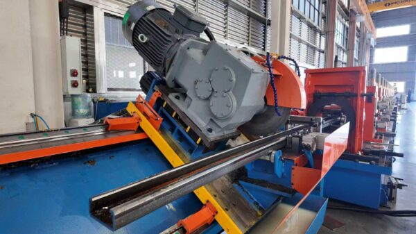 剪切 Five Moves, One Line: 8.0 mm Frame Rail Roll Forming